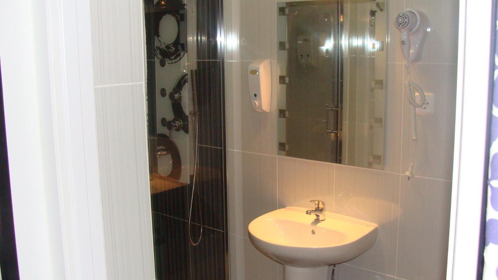 Hostal Jq Madrid 1 Ngoại thất bức ảnh